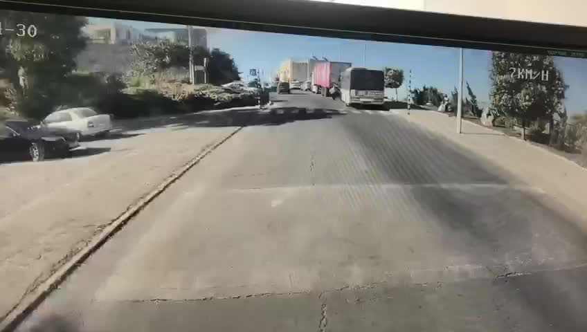 Un bus passe tout près de tomber d'une falaise