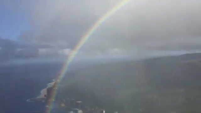 Un double arc-en-ciel, vu depuis un hélicoptère