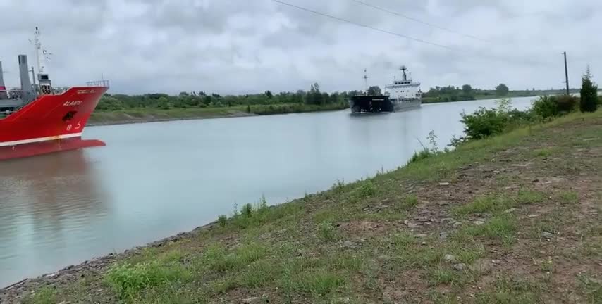 Deux gros bateaux se percutent sur un canal