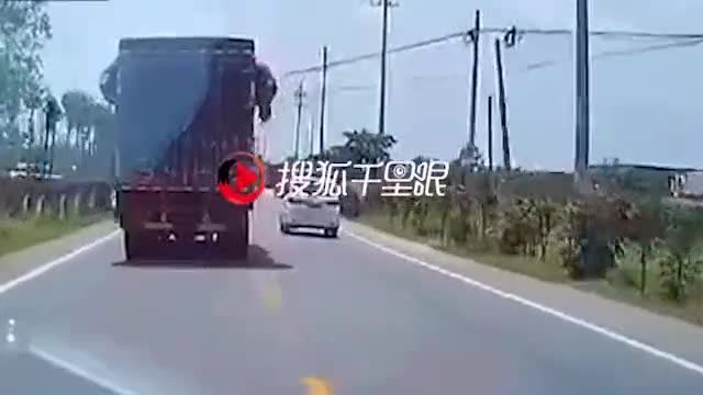 Un chauffeur de camion envoie une voiture dans le ravin
