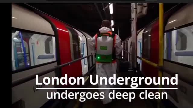 Banksy peint le métro de Londres pour sensibiliser les passagers au port du masque