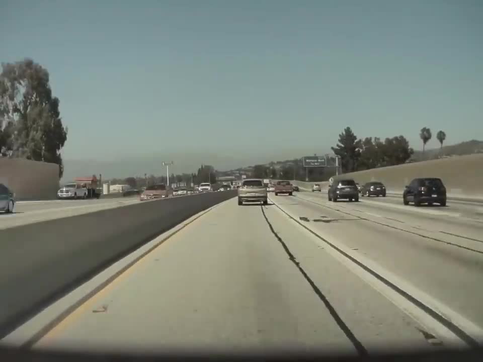 Un homme évite un pneu grâce au pilotage automatique de sa Tesla 3