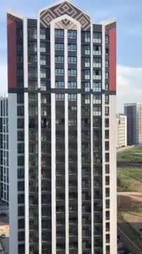 Au 17ème étage, une femme escalade son balcon pour nettoyer ses volets