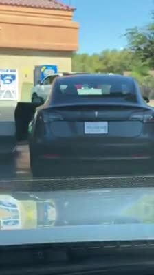 Il prend la Tesla de son père et tente de mettre le plein à la pompe