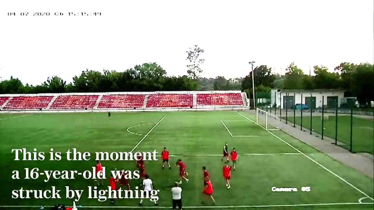 Un footballeur se fait frapper par la foudre (Russie)