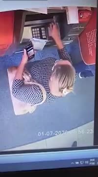Un voleur a une technique bien vicieuse à un distributeur