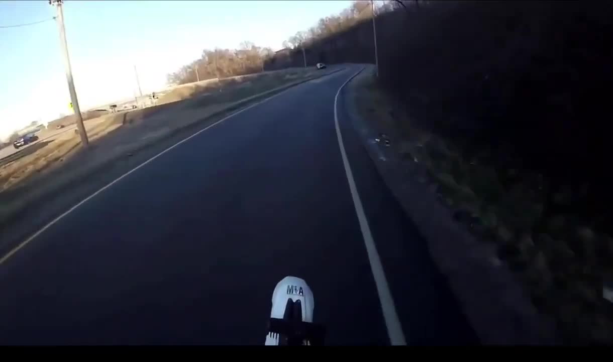 Un motard provoque des policiers avec un wheeling mais sa joie va être de courte durée