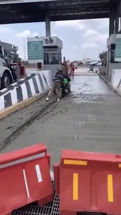 Un motard tente de passer sur une voie en rénovation à un péage