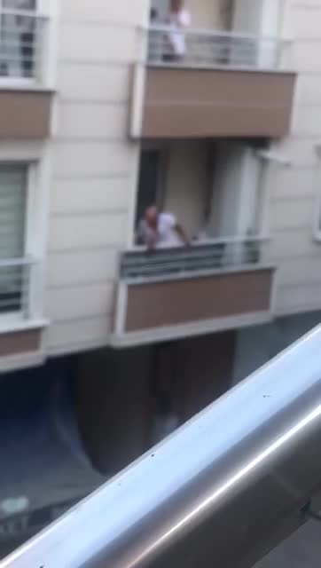 Un homme tombe de son balcon en s'embrouillant avec un passant (Turquie)