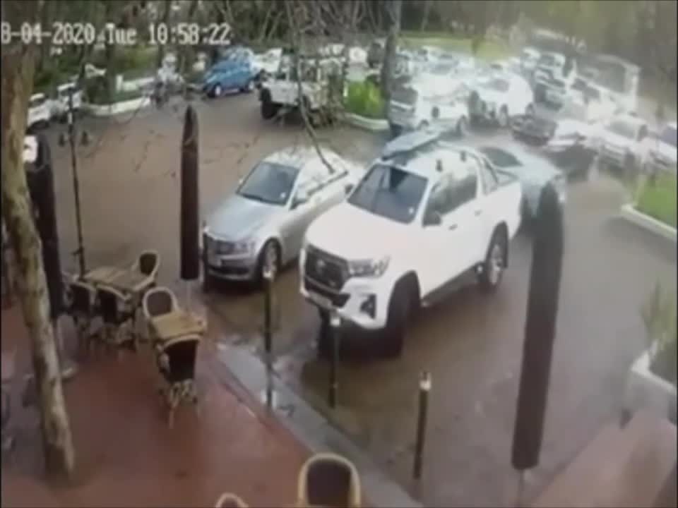 Régis plante sa Jaguar dans un restaurant