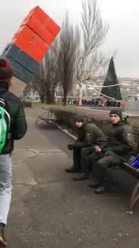 Lâcher une pile de boites sur les gens (prank)