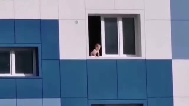 Des pompiers interviennent pour sauver un enfant un peu trop près de la fenêtre