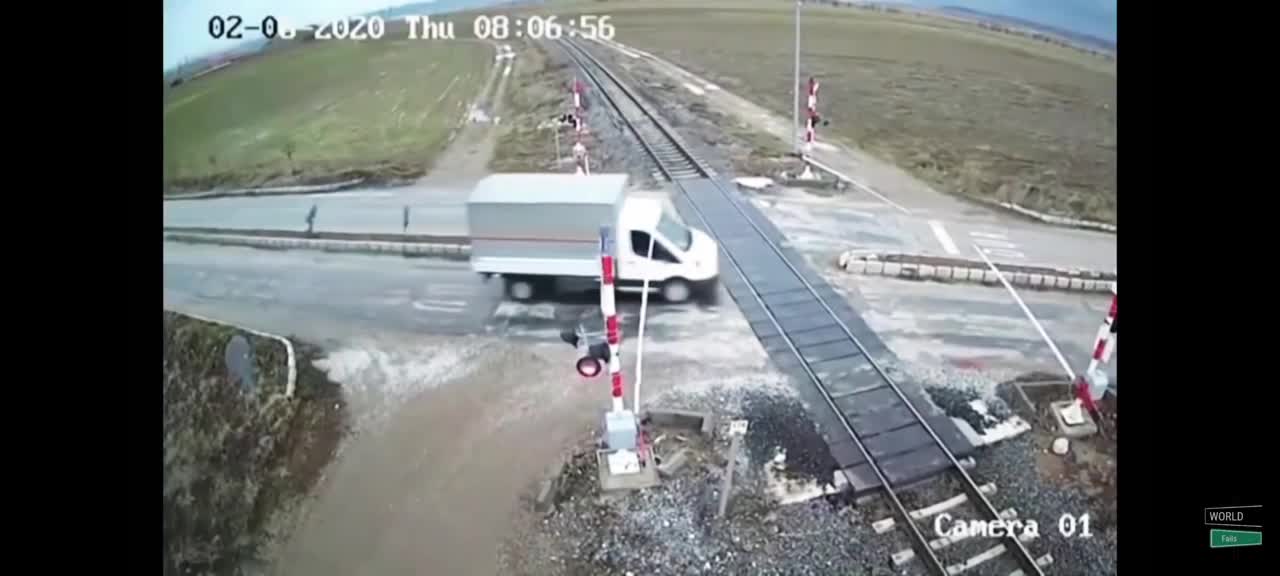 Ce chauffeur de camion aurait mieux fait de forcer ce passage à niveau (Turquie)