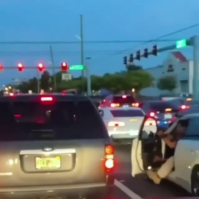 Régis sort de sa voiture pour en découdre