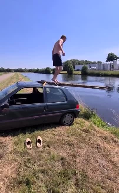 Il fabrique un plongeoir avec sa voiture
