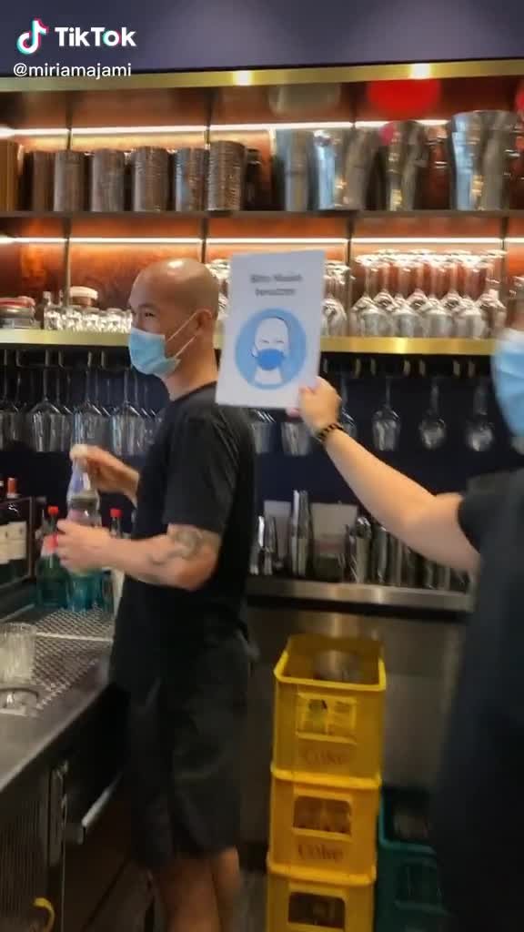 On a retrouvé l'homme de la pancarte "Masque obligatoire"