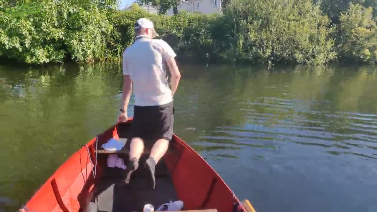 Sur une barque, il trolle son pote qui tente de se soulager