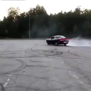 Régis fait des donuts sur un parking