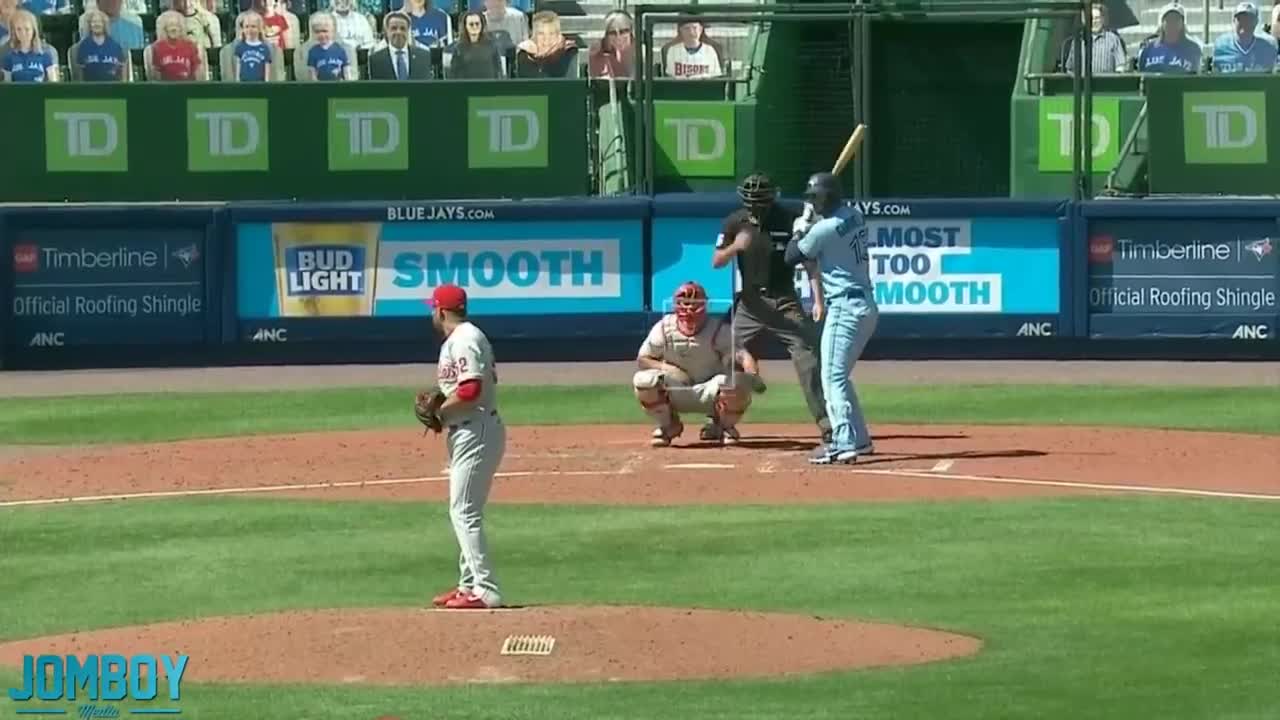 Un joueur de baseball se prend une puissante balle dans les parties