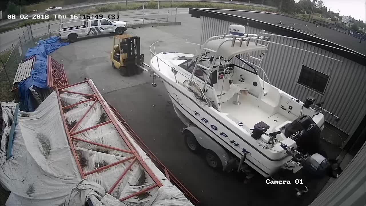 Régis déplace un bateau avec un chariot élévateur (Canada)