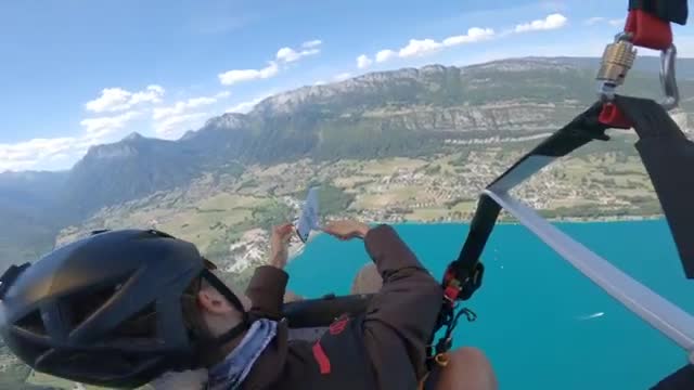 Pour un selfie, elle perd son iPhone lors d'un tour en parapente (Lac d'Annecy)