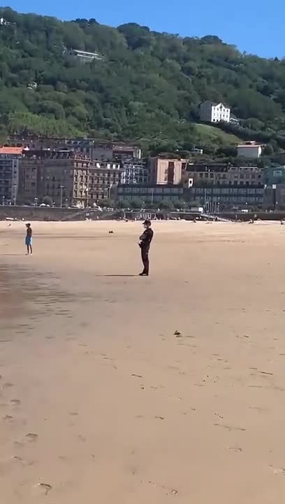 Une surfeuse positive au COVID-19 qui ne respecte pas sa quarantaine, se fait arrêter sur la plage (Espagne)