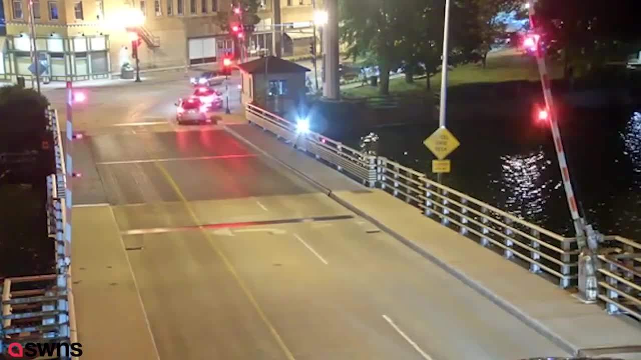 Une cycliste force un pont levant