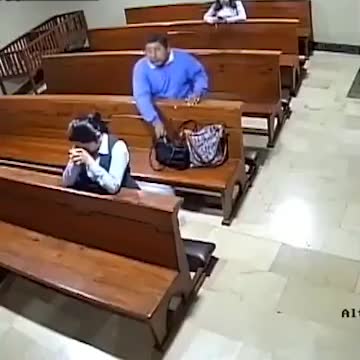 Une femme se fait voler pendant qu'elle prie à l'église