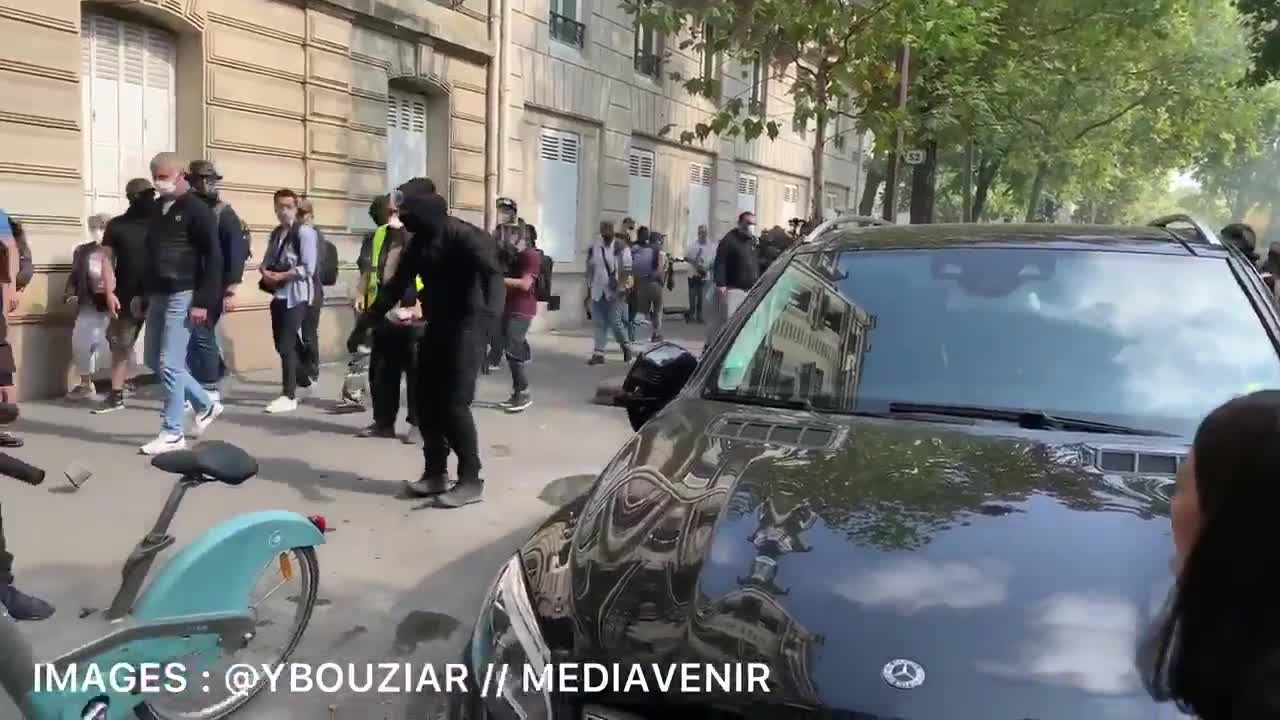 Un casseur sans pitié avec un gilet jaune