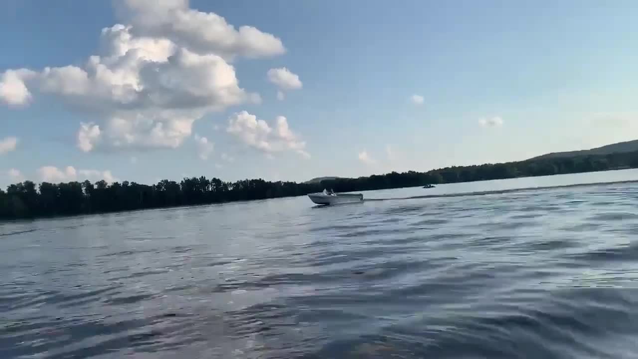 Régis fait le beau avec son bateau