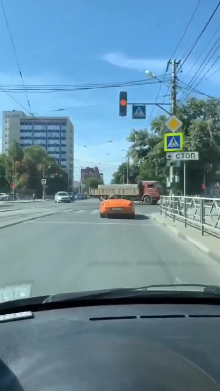 Un piéton enjambe la Porsche d'un mauvais conducteur