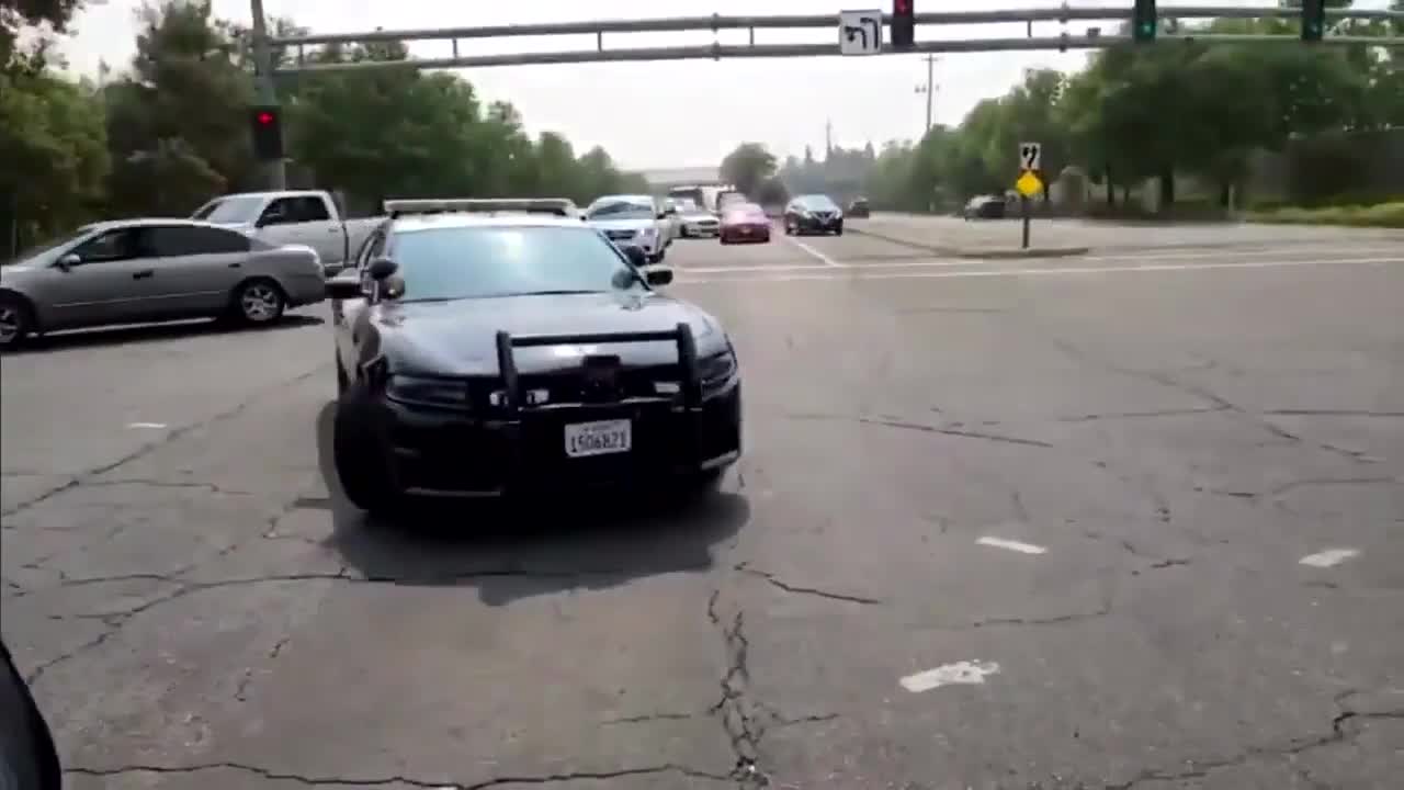 Un manifestant grimpe sur une voiture de police, mauvaise idée (Sacramento)