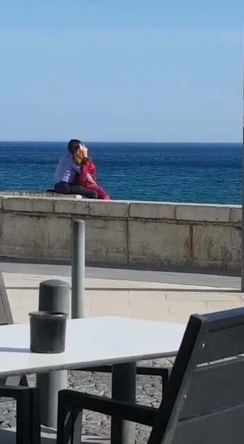 Une femme très émotive en regardant la mer