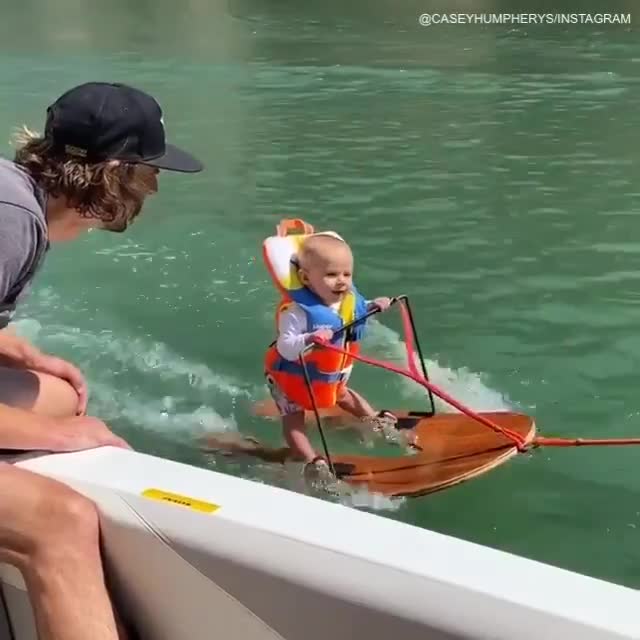 Un bébé fait du ski nautique
