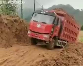 Un camion passe à deux doigts du drame