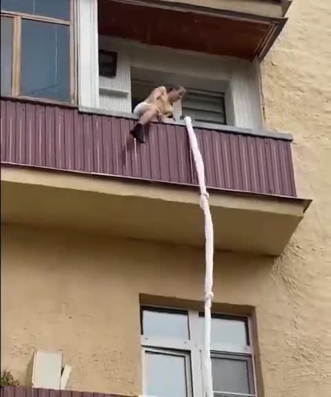 Un amant à beaucoup de mal à s’échapper par la fenêtre (Russie)