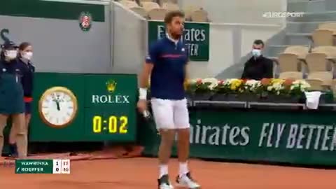 Un avion passe le mur du son au-dessus de Roland-Garros