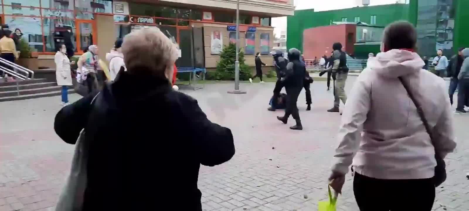 Un manifestant arrêté se fait sauver par la foule (Biélorussie)