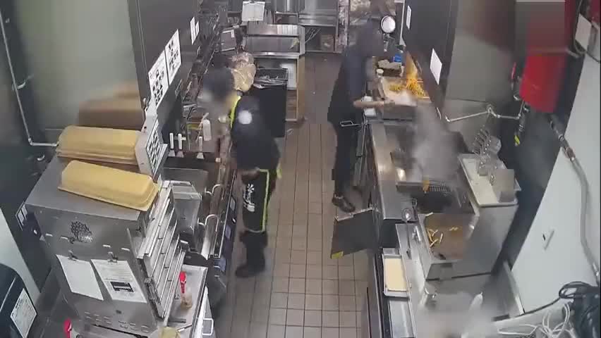 Un jeune cuistot se retrouve face Ă une friteuse en feu