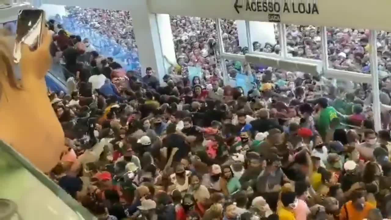 Un énorme rassemblement pour l’inauguration d’un magasin, heureusement les gens portent un masque