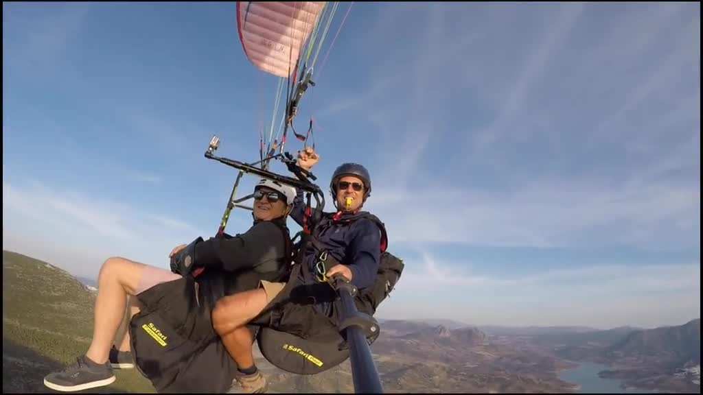 Un vautour s'offre un tour de parapente (Espagne)