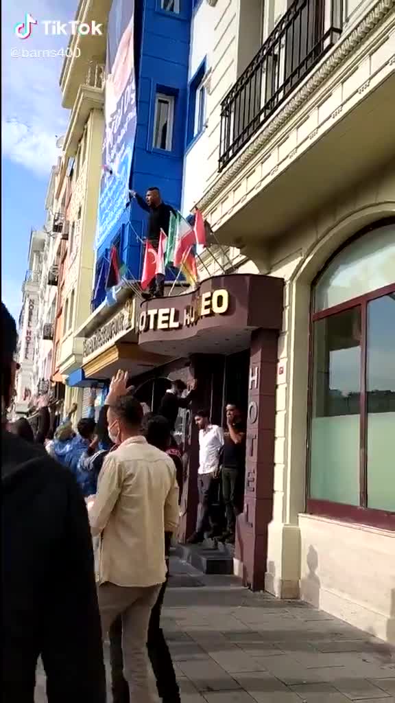 Turquie : des manifestants confondent le drapeau russe avec le drapeau français
