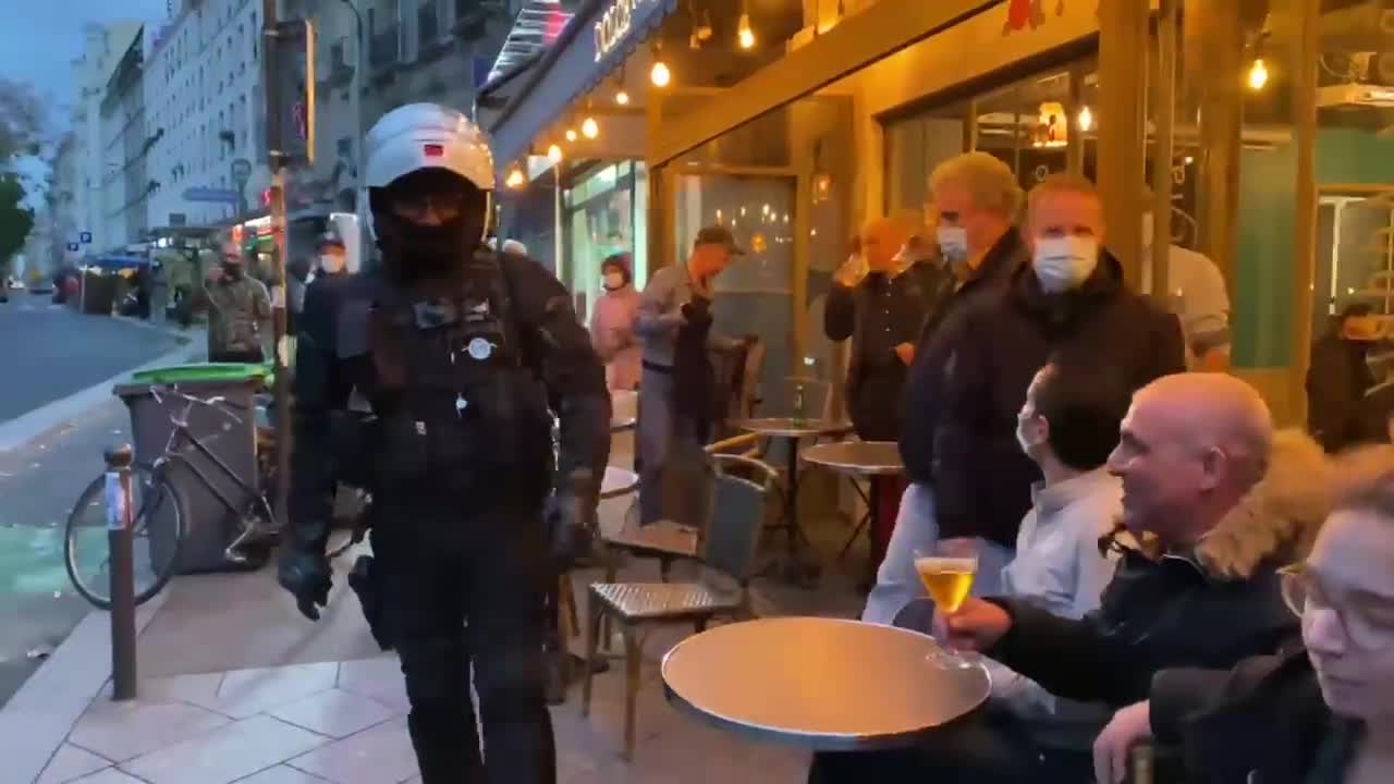 Paris : des policiers évacuent les clients d’une terrasse car ils ne respectent pas assez la distanciation sociale