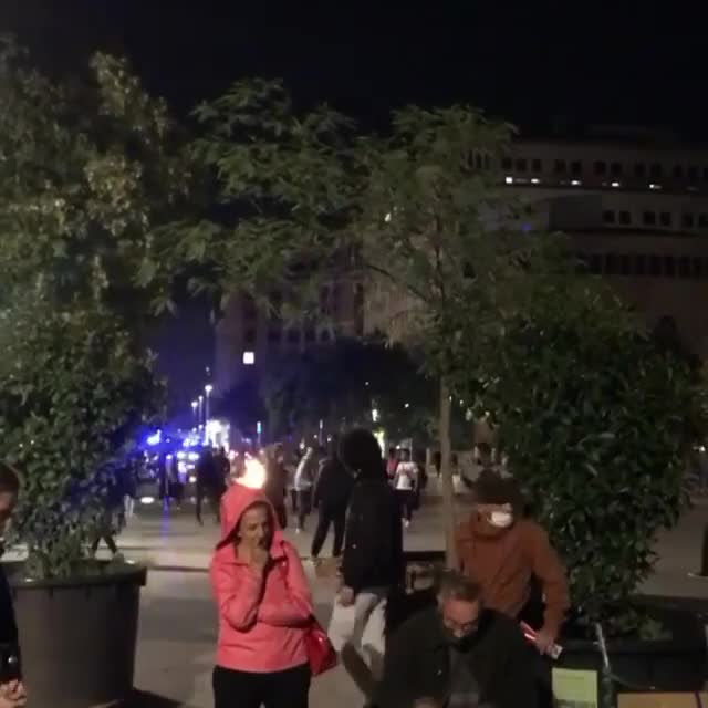 Un pianiste joue alors qu'une manifestation se déroule derrière lui