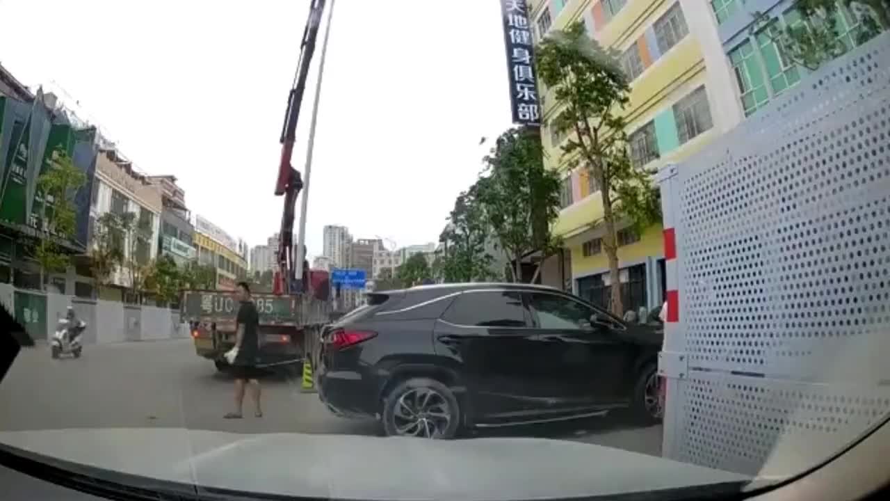 Un lampadaire tombe sur un piéton (Chine)