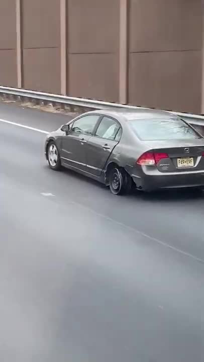 Au calme, elle roule à 80km/h avec une roue en moins