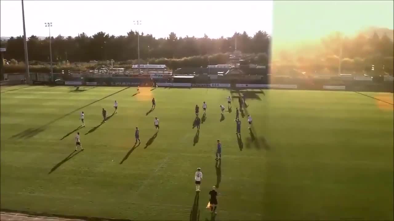 Une caméra automatique confond le crane de l’arbitre de touche avec le ballon