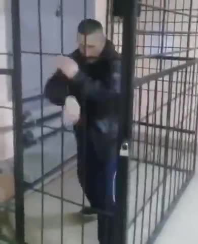 Quand Néo se retrouve en prison