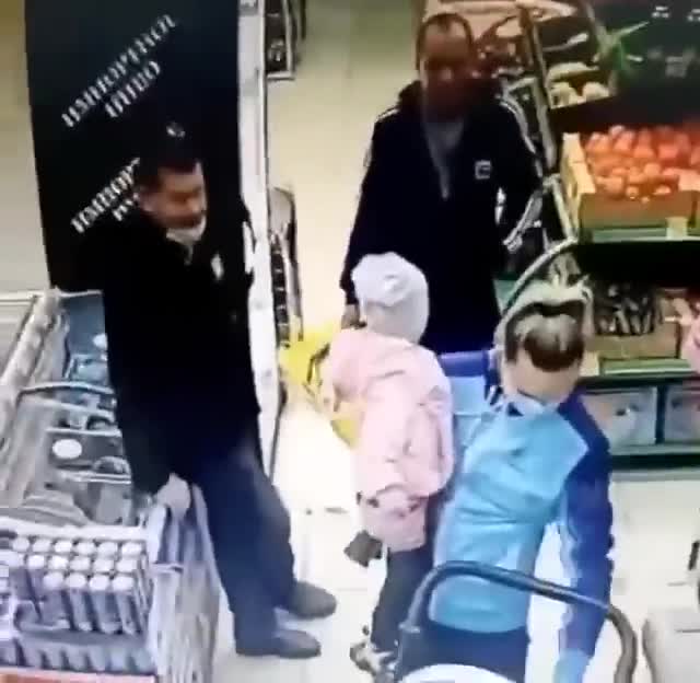 Une mère se trompe de bébé dans un supermarché