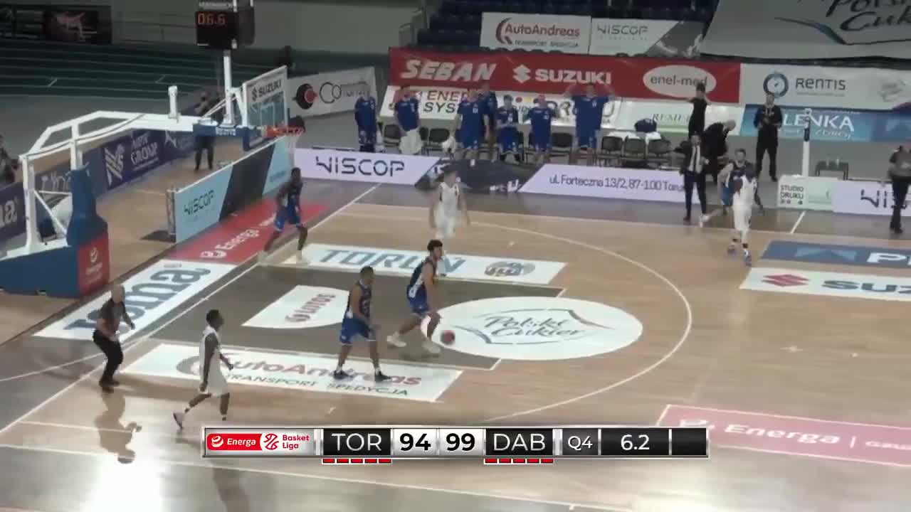 Un basketteur a un bug au moment de dunker